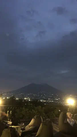 Dan segala Nikmat yang ada padamu datangnya dari Allah (An-Nahl 53) #kopinakokebonjati  #healing #night #udaramalam #views #bogorhits #jelajahbogor #relaxing #refreshing #santai #trip #trending #infobogor 