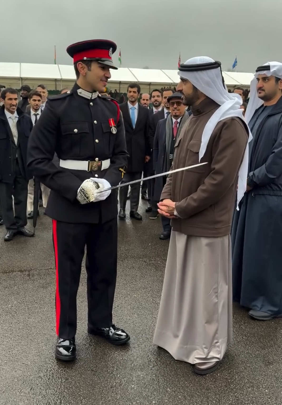 لنامووس والف مبروك ⚔️ للشيخ محمد بن راشد بن محمد بن راشد آل مكتوم،  تخرجه من أكاديمية ساندهيرست العسكرية الملكية بالمملكة المتحدة،  وحصوله على سيف الشرف لفئة الطلاب الدوليين،  وتحقيقه للمركز الأول ضمن الطلاب الدوليين في الدراسات العسكرية الأكاديمية والتطبيقية، ويعتبر أول خريج إماراتي يحصل على هذين التقديرين معاً 🇦🇪