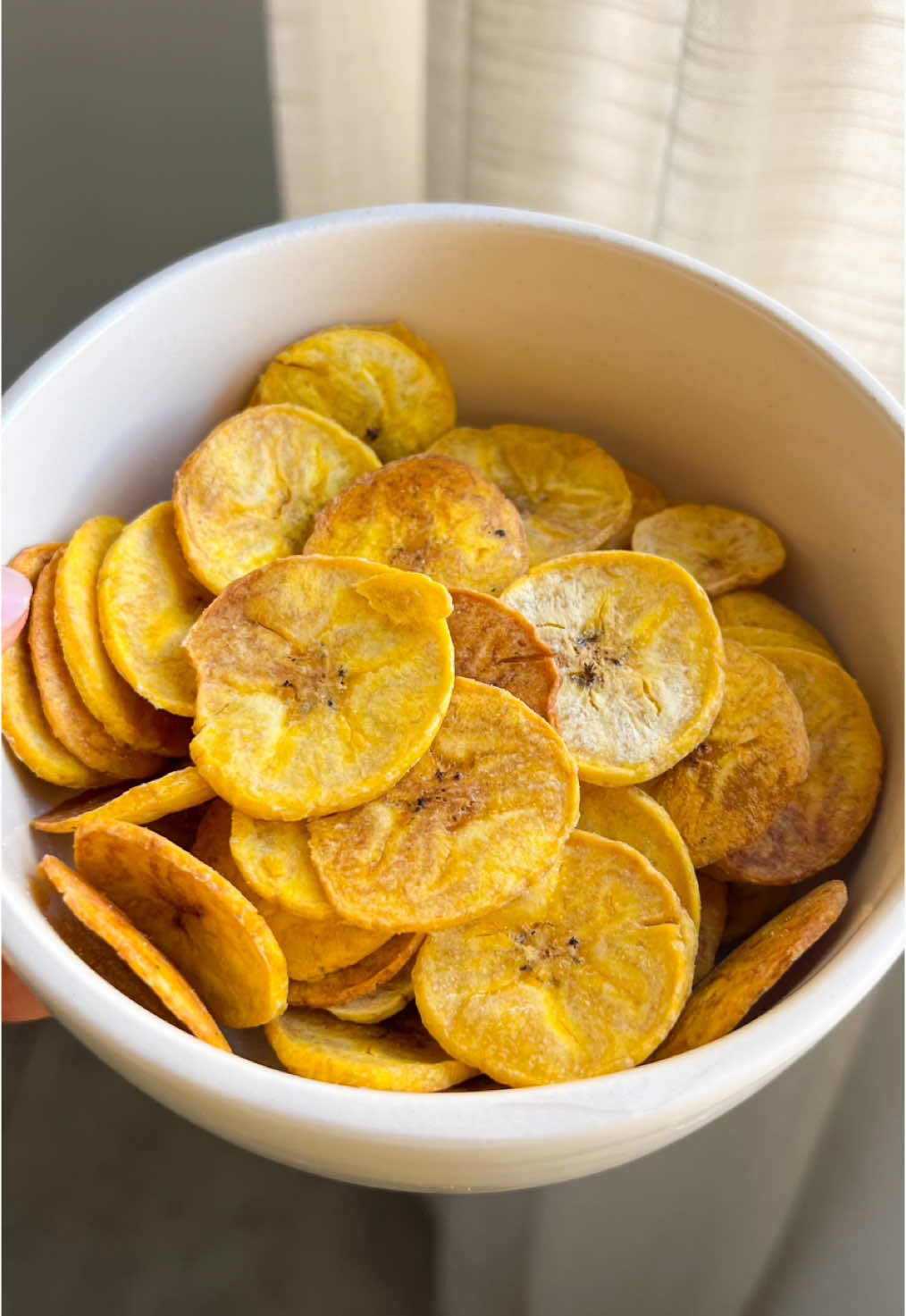 chips de plátano macho 🔥 NO es una banana — es más grande, color verde, menos dulce, e ideal para cocinarlo de esta manera! queda extremadamente rico, crocante, y NO es frito 🙂‍↕️ ingredientes: • 1 plátano • Aceite c/n • Sal (y los condimentos que más te gusten) es la primera vez que los hago en casa, y fueron un éxito 🔥 #chipsdeplatano #platano #recetasconplatano #snackdeplatano #recetasfaciles #recetassaludables #healthcoach #habitossaludables #snacksaludable #alimentacionsaludable #parati #fyp #viral 
