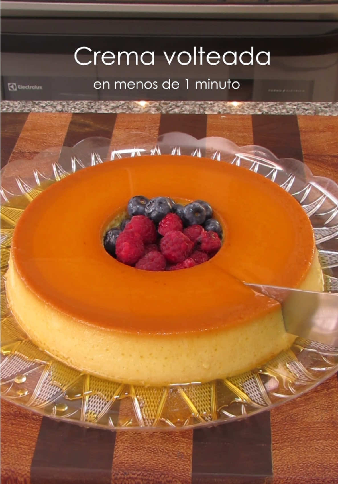 Esta receta llega gracias a nuestra familia de @electroluxpe Revoluciona tu cocina con la Cocina de 5 Hornillas Electrolux Gris Expert con Doble Horno, Función Air Fryer y Mesa de vidrio (FE5AD), la combinación perfecta para una alimentación saludable en grandes porciones. Electrolux revolucionó la cocina al introducir la función Air Fryer. Ahora puedes cocinar 4 veces más porciones de dos alimentos al mismo tiempo, de forma más saludable. ¡Adiós al 34% de las calorías y hasta un 70% de la grasa? en tus comidas! Además, el kit de bandejas para la función Air Fry viene incluido con el producto. ¡Una manera práctica y saludable de disfrutar de tus platos favoritos! RECETA: 3 huevos y 4 yemas 430 ml leche evaporada 640 leche condensada 7g esencia de vainilla Tip importante es que al retirar del horno lo dejamos enfriar a temperatura ambiente y luego lo dejamos reposar en la refrigeradora toda la noche. #cremavolteada #postres #postrenavideño #flan 