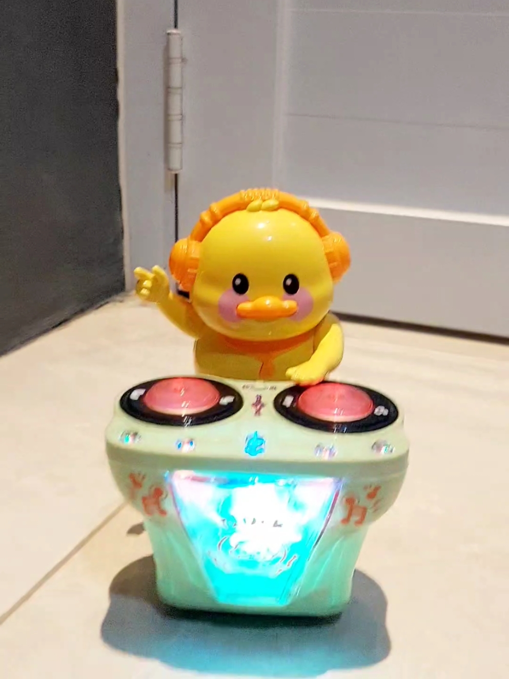 mainan anak bebek dj bejalan joget lampu musik #mainanbebekdancing #mainananak #mainanrobotbebek #mainalucu