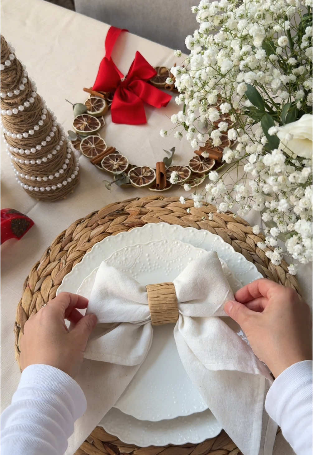 Bow napkin for yout Cristmas table settings 🎀 #table #tablesetting #tablesettingideas  #christmas #christmastiktok #christmasgift 