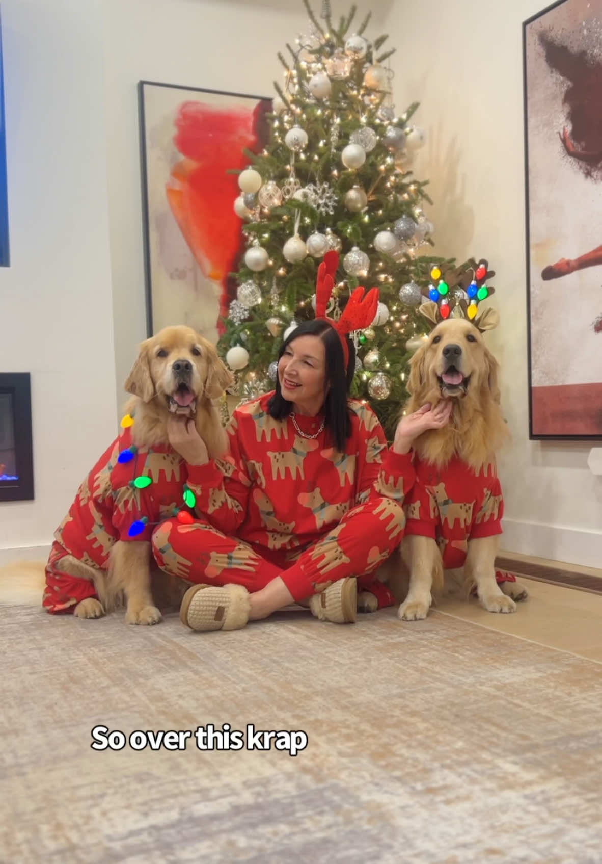 Christmas photo shoot bloopers 😄#goldens 