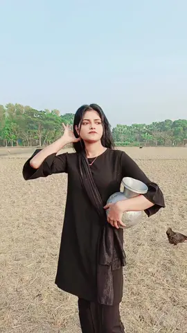 🤣🥶🤣 পিছনের মুরগী টা ইচ্ছা করে আমার সাথে টিকটক করতে আসছে🤣🤣🤣#tiktok #official #foryoupage #viral #video #nijhum❤️ 