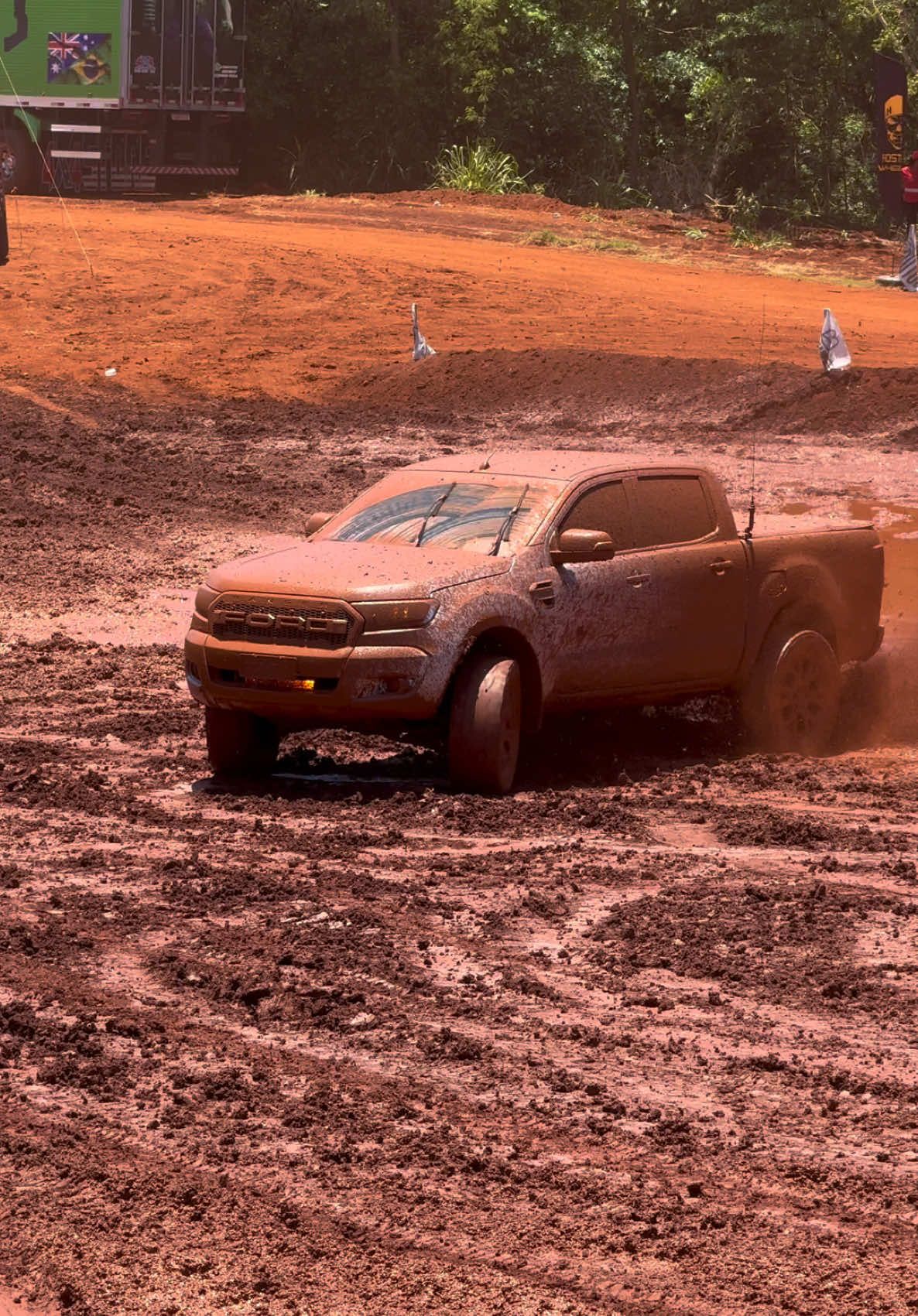 Um pouco suja mesmo 😂😂#camionete #ford #fordranger #brasil🇧🇷 #bruto #4x4 #viral #offroad #moi #diretaoroncando #encontro #ehusguri #barro #brutaiada 