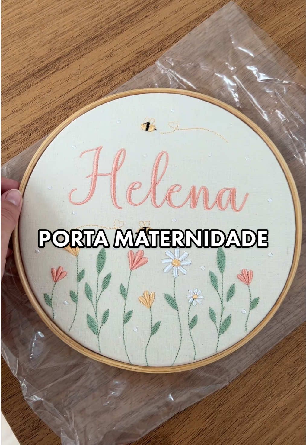 Comprei esse porta maternidade de bastidor. Ele é feito na maquina, então saiu mais em conta do que um realizado artesanalmente.  #portamaternidade #gravidez #gravidasnotiktok 