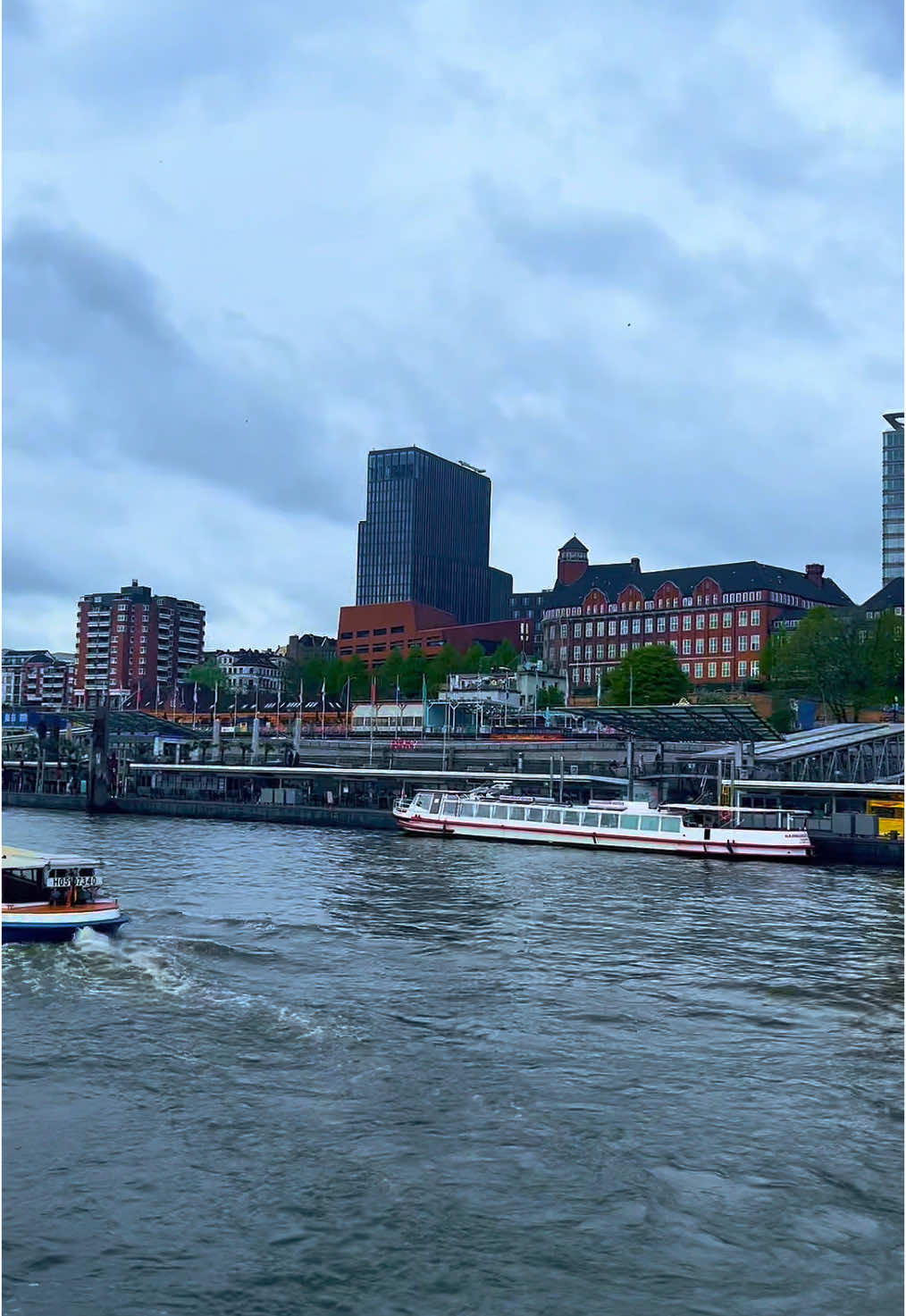 Holis lagartitos! 🐊✨ les traigo un blogcito de cuando fui de viaje a Alemania y me subi a un ferry uwu  📍Hamburg - Alemania 🇩🇪 #blog #travel #fyp #streamer #alemania #ferry #viaje #paisajes #germany #hamburg #traveling #trendingvideo 