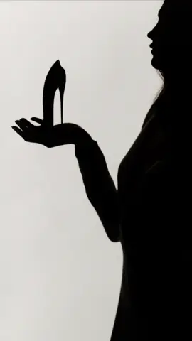 Iconic silhouettes. 👠 @karliekloss #GoodGirlCarolinaHerrera