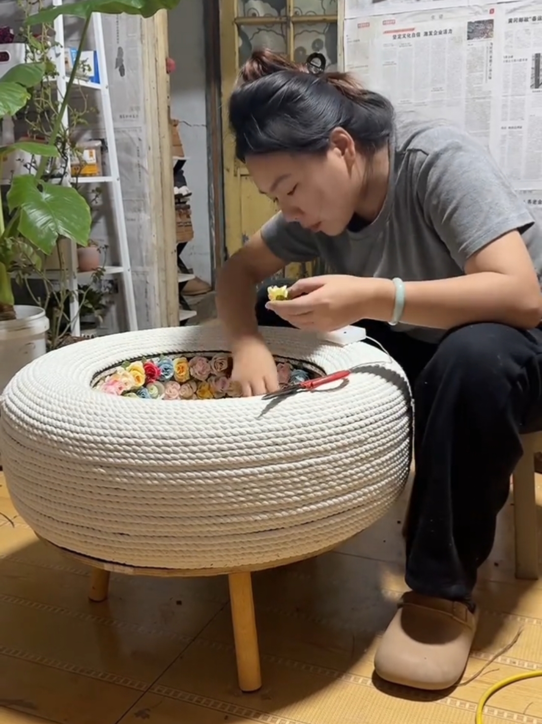 变废为宝，把旧轮胎做成浪漫的茶几 ～❤️ #记录真实生活 #农村生活 #我的乡村生活 #三农 #東北 #茶几  #手工制作  #環保  #DIY  #recycle   #reuse   #fyp  #viral  #foryou  #foryoupage   #fypシ   #trending   #for   #foryourpage  #推薦  #上推薦通知我   #我要上推薦  #我要上热门  #我要上热搜  #上热搜  #上热门 