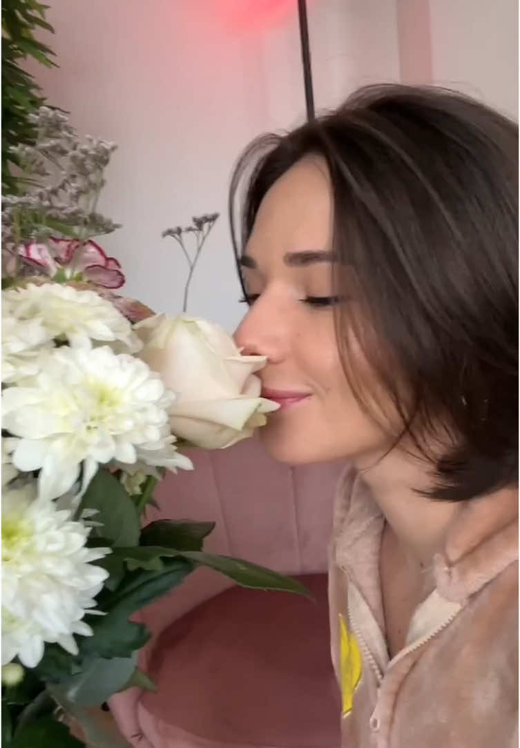 The heart of a woman automatically expands after receiving flowers 💐🌺  #fypppp #fashionessentials #modellife #fyppp #fypシ #powerfulwomen #fashiontiktok #winterfashion #flowers #giftideas 