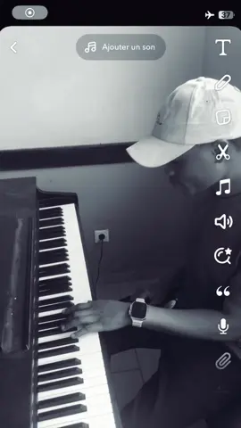 Il y a six mois, j’avais eu le plaisir de réaliser cette introduction. Pas parfaite, certes, mais elle reste l’une de mes préférées. Surtout parce qu’elle m’a offert l’occasion de la jouer sur un piano. Une mélodie imparfaite, mais sincère.🤭