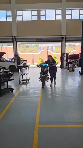 Mi hermano y porque no? Mi hermana! Si usted quiere convertirse en un experto en Mecánica de Motocicletas venga a estudiar la carrera  a INTECAP Quiché 😎🏍️   Puede obtener más información en los números 77904500 o 77904501