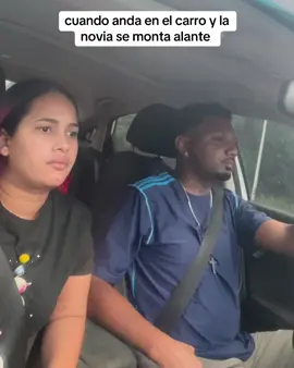 cuando anda en el carro y la novia se monta delante