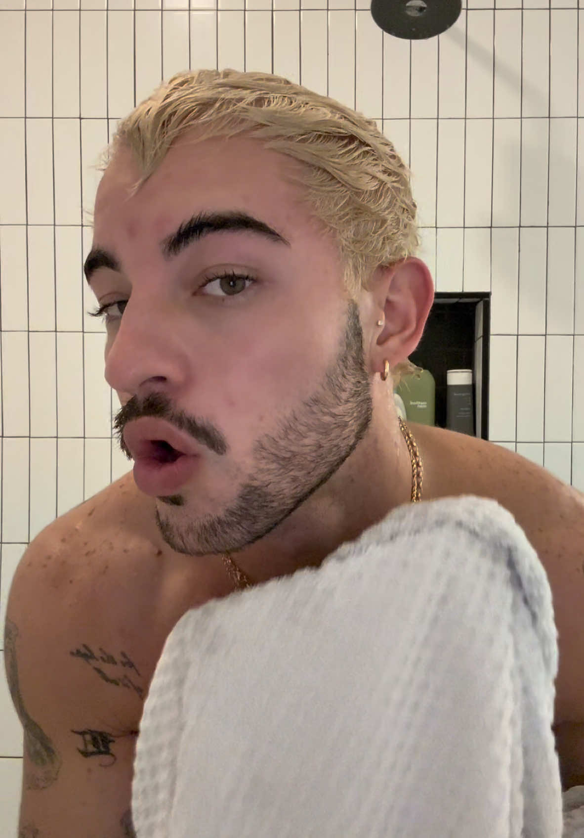 frying my hair at home👱🏼‍♂️ ion bright white creme toner 20 volume 1 hr 15min (check every 15-20min) shampoo + condition + 15 min bleach only on ends shampoo condition wella 9NG sand blonde 20 volume 20 min Wella 9NG sand blonde w/ 20 volume