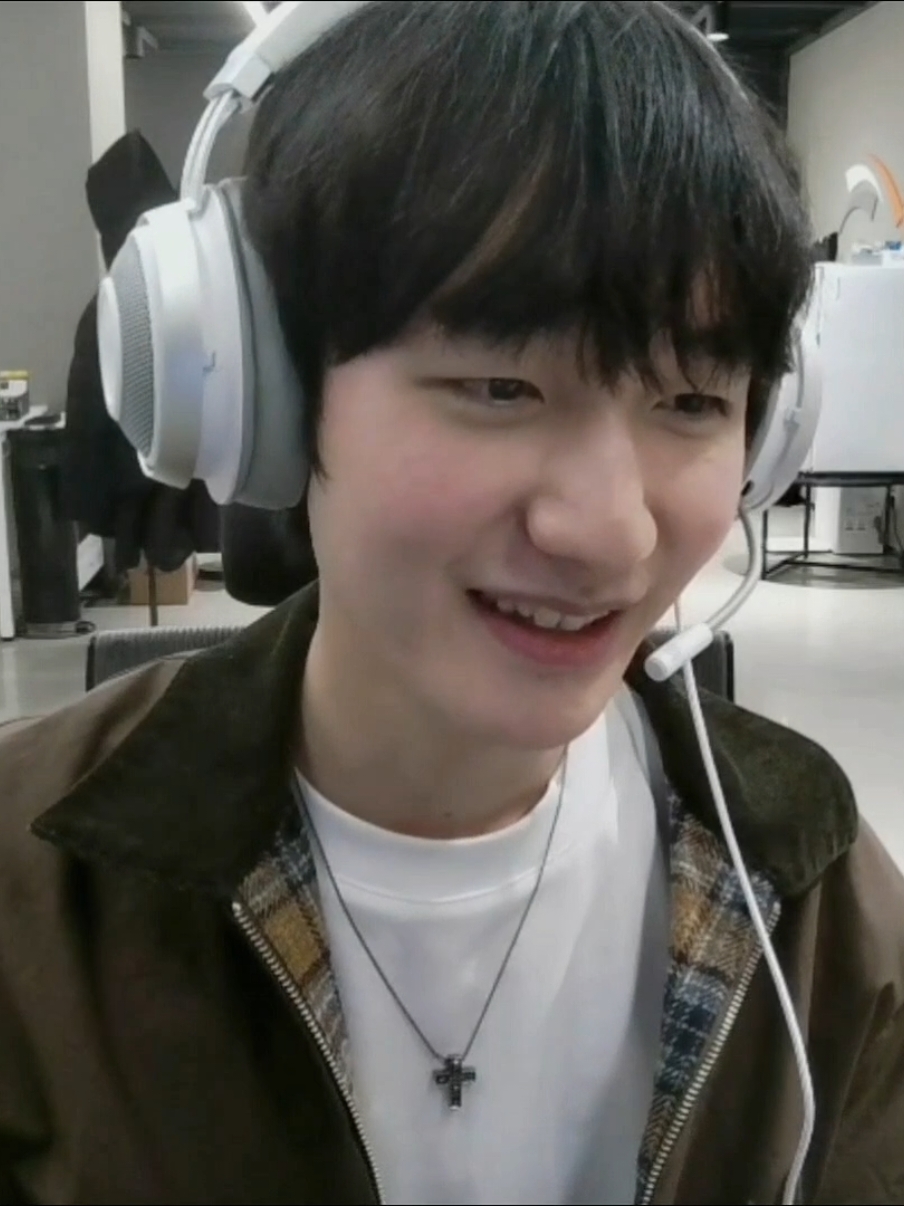 Viper donate cho Peanut bảo Peanut đi ngủ. Tôi nghĩ mình không cần ship nữa đâu #pernut #peanut #viper #viperlol #peanutlol #parkdohyeon #hanwangho #박도현 #피넛 #한왕호 #hleviper #hlepeanut #hle #hanwhalifeesports #fypシ゚ #lck #lol #fyp #xuhuong #trending #viral #thinhhanh #leagueoflegends 