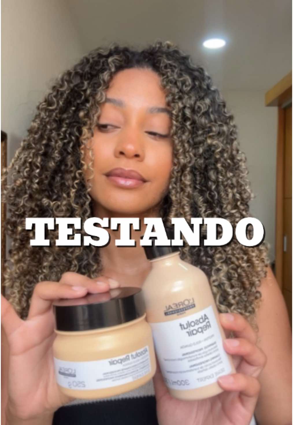 Oi, amiga!! 💐✨  Testei a linha Absolut Repair da @L’Oréal Professionnel @L’Oréal Paris e vim trazer as minhas considerações para vocês.  Tanto o shampoo, quanto a máscara são enriquecidos com extrato de semente de Quinoa Dourada e Proteína do Trigo. Que, juntos, promovem uma reparação intensa com um toque leve. E vamos as minhas consideraçãoes. Usei pouquíssimo produto e foi o suficiente para perceber o quão boa é a qualidade deles. Amei isso, porque, significa que vão durar bastante, além de deixarem o meu cabelo bem tratadinho 🥹💖💖💖  Ao passar a máscara, segui a dica do maravilhoso @allanribeirocabelos que é de passar apenas entre 7- 10 gramas no cabelo todo.  No meu caso, passei aproximadamente 10g (pesado na balança). E suuuuuuper funcionou pra mim… O cabelo ficou desmaiado, com os fios encorpados e bem selados. Preciso nem falar que meu day after foi maraaaa! No vídeo eu já estava no meu segundo dia e ele continuava perfeito, com os fios bem leves, mácios e selados 😮‍💨🥹💖 #lorealprofessionnel #lorealparis #absolutrepair #cachos #cacheadas #cacho #cacheada #loira #loiro #mechasloiras #mechaloira #cabelocacheado #cabelosaudavel #cabelo #cachostiktok #cachosbrasil #cacheadasdotiktok #cacheadasbrasil #pretinha #rotinacapilar #finalizacaodecachos #dayafter 