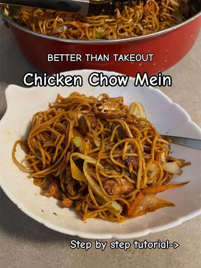 Tooo addictingg😋😋 these are the best chow mein noodles you will have ! make them !  Ingredients:   Chow mein (i used about 300g) Chicken breast (i used 1 BIG chicken breast) 1 carrot  Cabbage  Green onion  Fresh Garlic/frozen garlic cubes/ even garlic powder works fine Corn starch  Dark soy sauce Soy sauce Hoison sauce Oyster sauce White pepper Chili powder Rice wine vinegar White sugar  Chili flakes Lemon juice  Chili oil     #chowmein #chicken #DinnerIdeas #EasyRecipe  #creatorsearchinsights #noodles #fyp #easymeals 