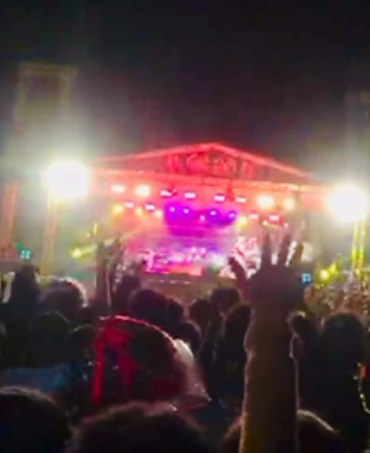 Konser iha Baucau Rame 🔥🔥🌌🎇 #timorleste🇹🇱 #baucaukulugissa🇹🇱 #baucaugirl🇹🇱foryup #baucaugimata🔥😎 #rebenta #terminal #🔥🔥 #🎇 