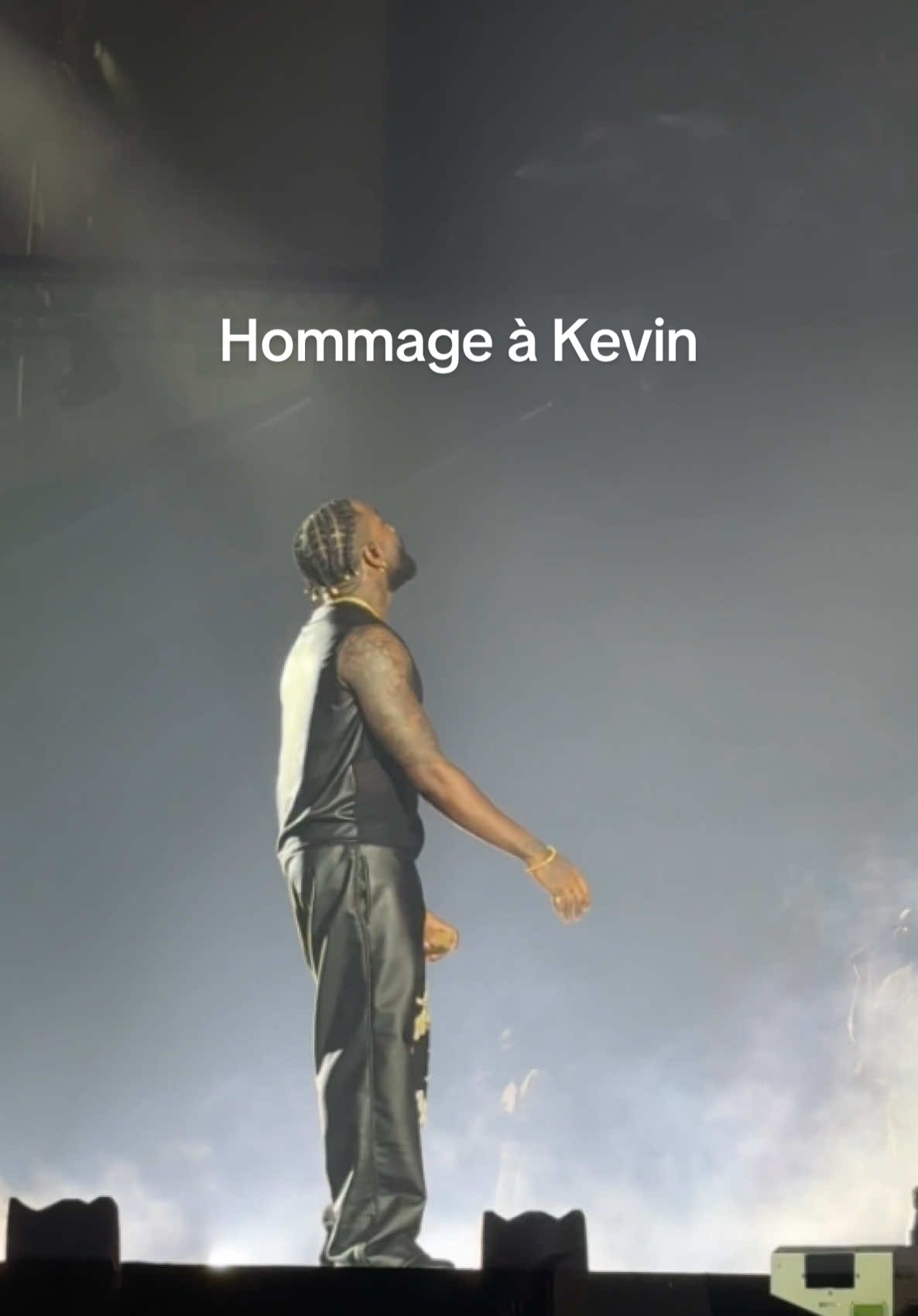Tayc pleur #jevousaimenti #tayc #pourtoii #foru #concert #kevin #defensearena #30novembre 