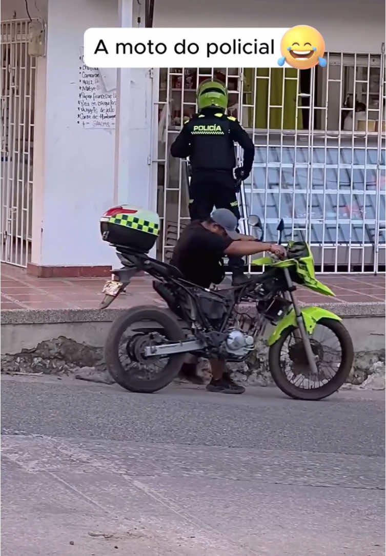 A moto 😹 #funnymoments #funnyprank #humor #pegadinha #pranks 