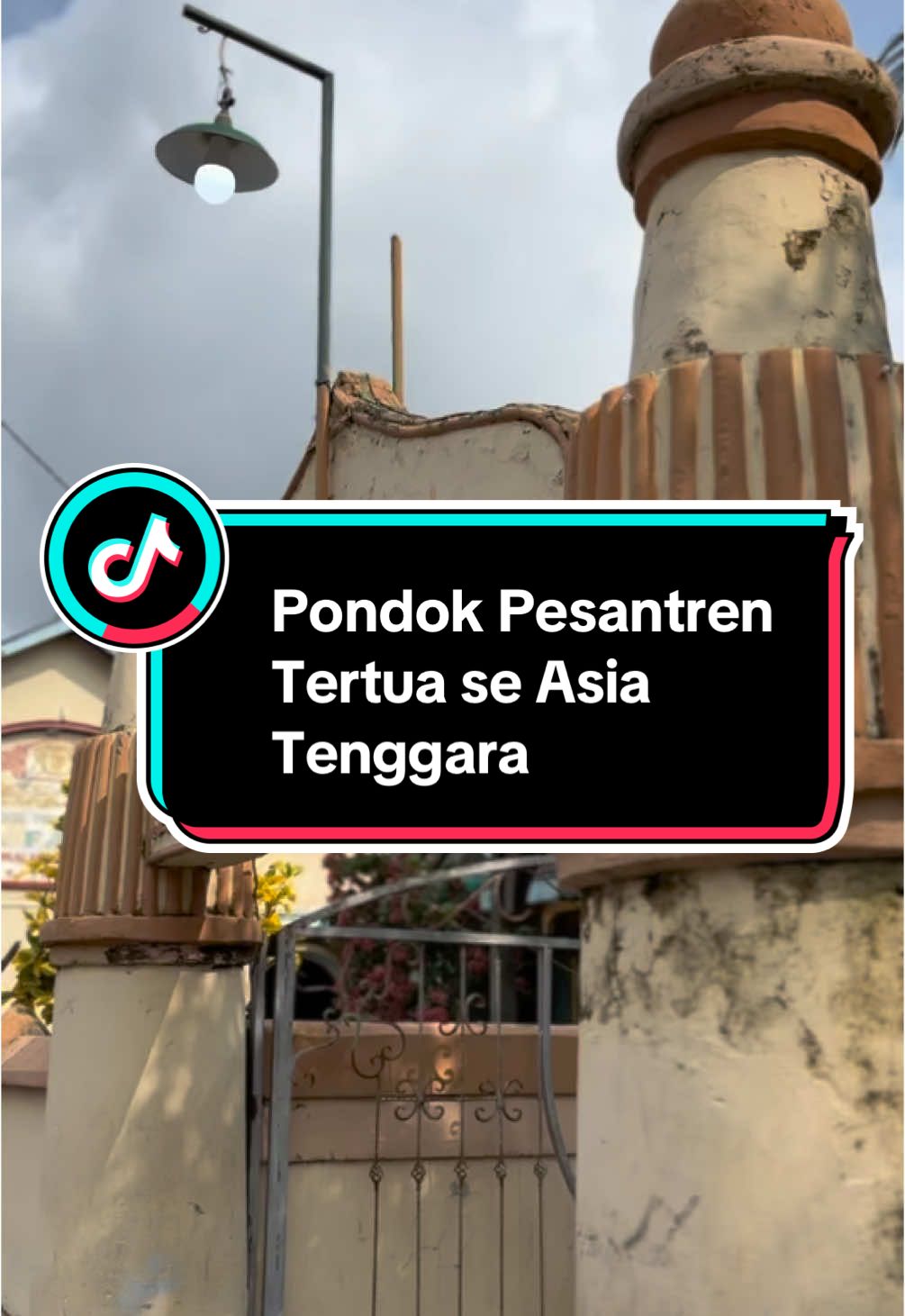 Pondok Pesantren memiliki peran penting dalam penyebaran dan perkembangan Islam di Nusantara. Eksistensi Pondok Pesantren sampai hari ini masih bertahan, bahkan semakin banyak jumlahnya. Pondok Pesantren Al Kahfi Somalangu di Kebumen, menurut catatan sejarah menjadi Pondok Pesantren tertua di Asia Tenggara yang usainya sudah hampir 5,5 abad. Pesantren yang didirikan oleh Ulama Yaman, Sayyid Abdul Kahfi Al Hassani tersebut, kini telah bertransformasi sesuai zaman, dengan mengkombinasikan pesantren salaf dan modern. Pesantren ini, banyak berperan ambil bagian dalam peristiwa-peristiwa bersejarah di negeri ini. . . #busuci #gurusejarah #pondokpesantren #somalangu #alkahfi #fyp #fypage #CapCut 