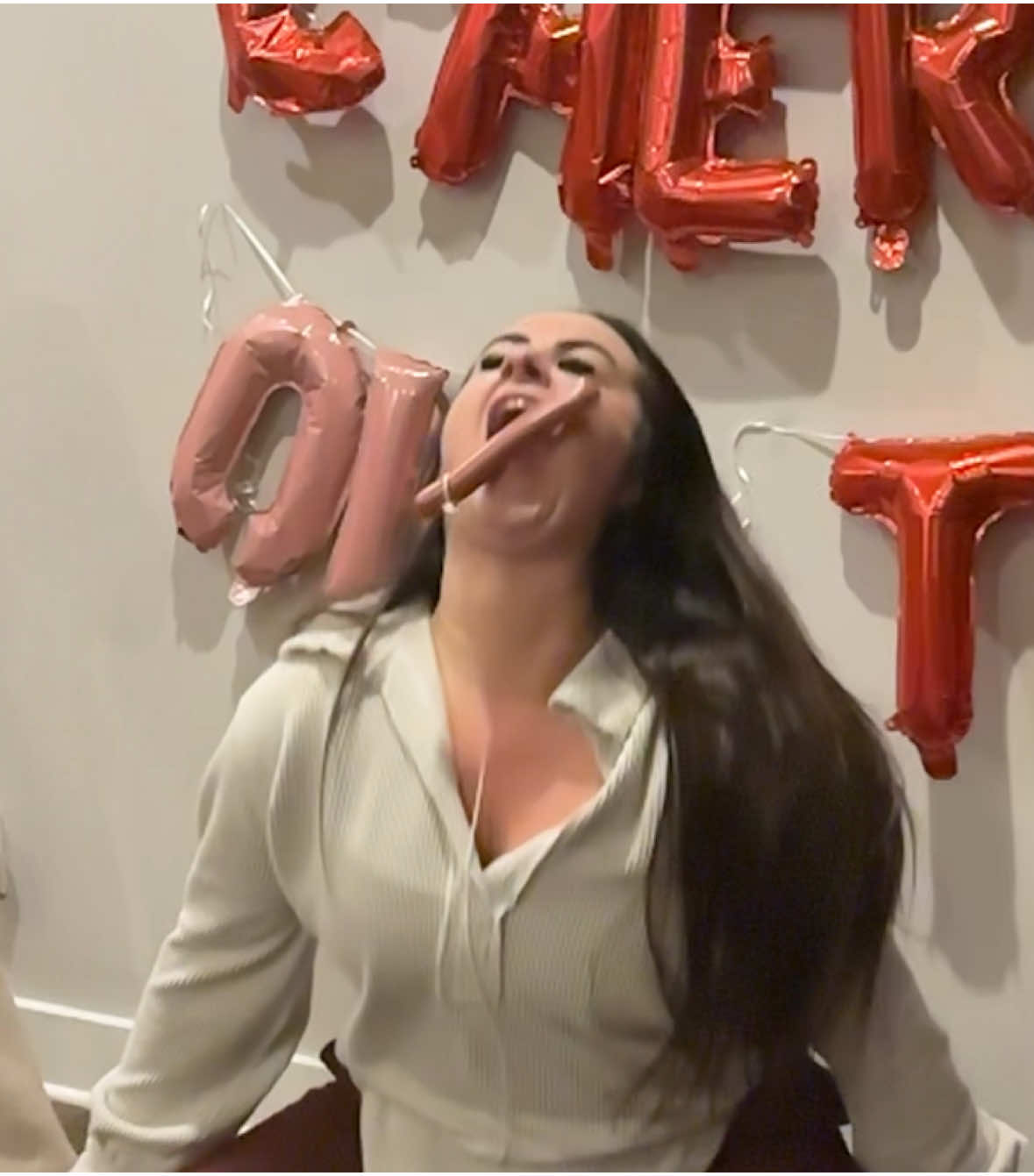 Fighting for our lives out here 🌭  #hotdogchallenge #hotdoghotdoghotdiggitydog #hotdogeatingcontest #bachelorette #nashville #bacheloretteideas @ashel @Jendall Bonar @Kelsey @bripalmiero @brittany 