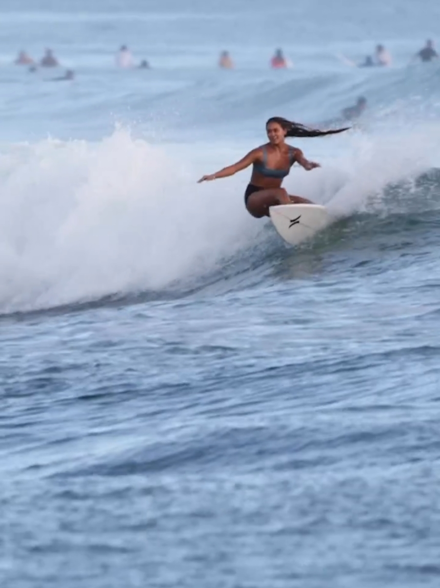 #surfgirl #surf #surfboard #surfing #foryoupageofficial #freestyler #adrenalina #fyp #womanpower #waves #woman #twofeet 