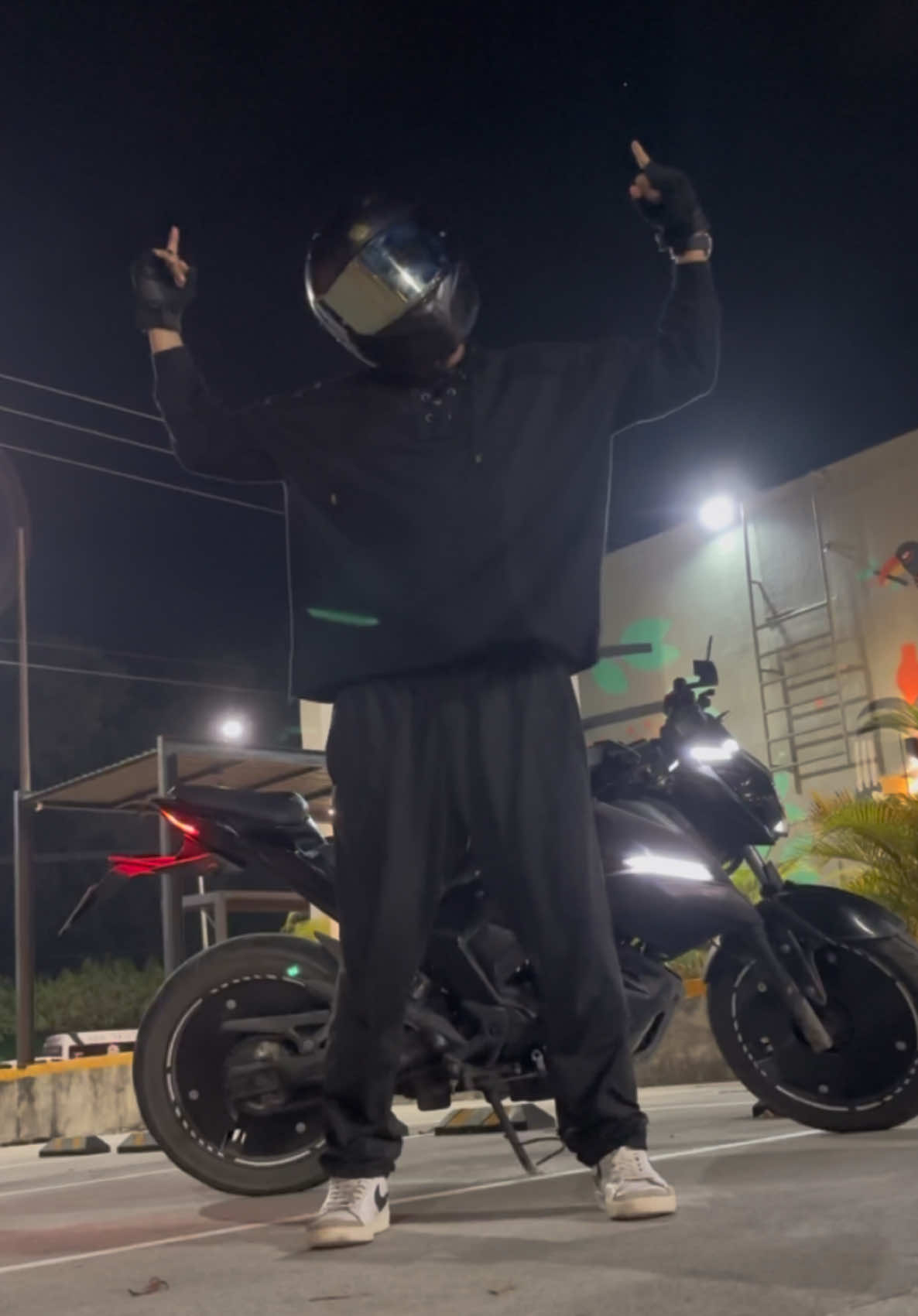 Respuesta a @xnly_hannah DC:@dylansmovin Sticky!! #fyp #sticky #biker #dancer #viral 