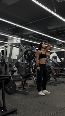 tara let’s buhat 💪 #gymgirl #GymTok #gymgains #upperbody 