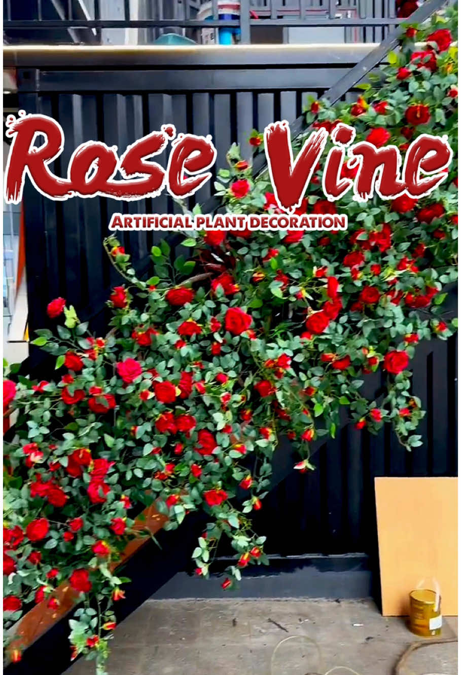 Today I'm going to renovate my ugly staircase. I'm using this artificial rose vine, and the decorative effect is pretty good, isn't it 😄😄#artificialplants #fyp #foryou #DIY #decor #christmas #homebudolfest #hometokshop #rose 