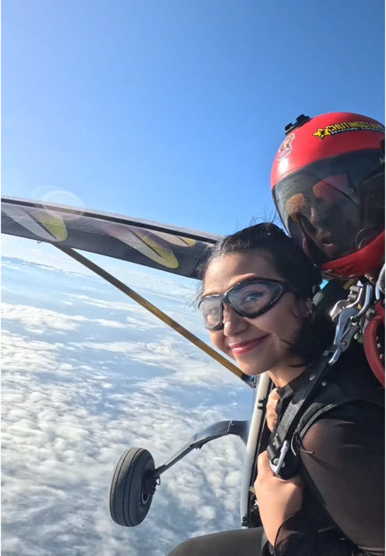 Cuando vuelas LA DOPAMINA SE DISPARA ⚡️ Esta historia también la puedes contar tú. Escríbenos y hagámoslo realidad 🇨🇴🤩 #parati #xieloskydive #skydiving #paracaidismo #fyp #volar #experience 