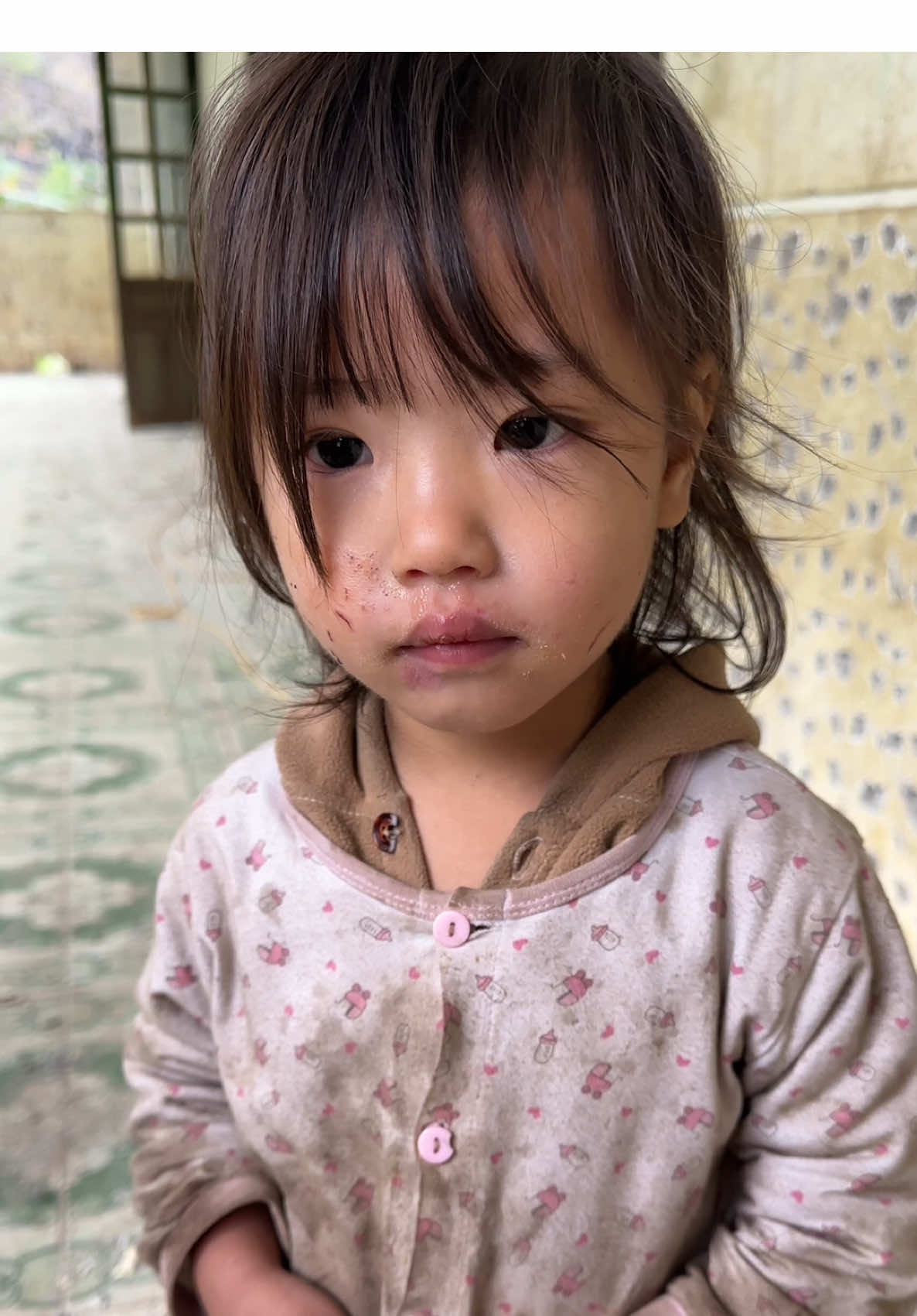 Với cái thời tiết 10 độ mà cha mẹ ơi sao để con ăn mặc như vậy. Nhìn từ đôi môi đến đôi bàn tay bàn chân. Thương quá đi những mảnh đời.#nongtuanthao #xuhuong #xuhuongtiktok 