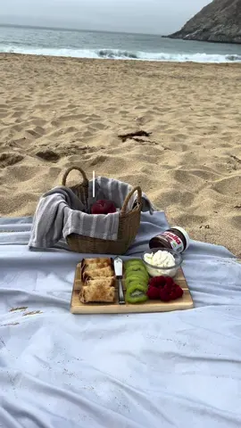 🧺 Convertimos un día común en un día de picnic ✨ Estoy enamorada de esta playa al sur de San Francisco.  Si conoces algun otro lugar bonito para pasar el día cerca de SF, cuentamelo en los comentarios. . .  #picnic #picnicaesthetic #dateideas #couples 