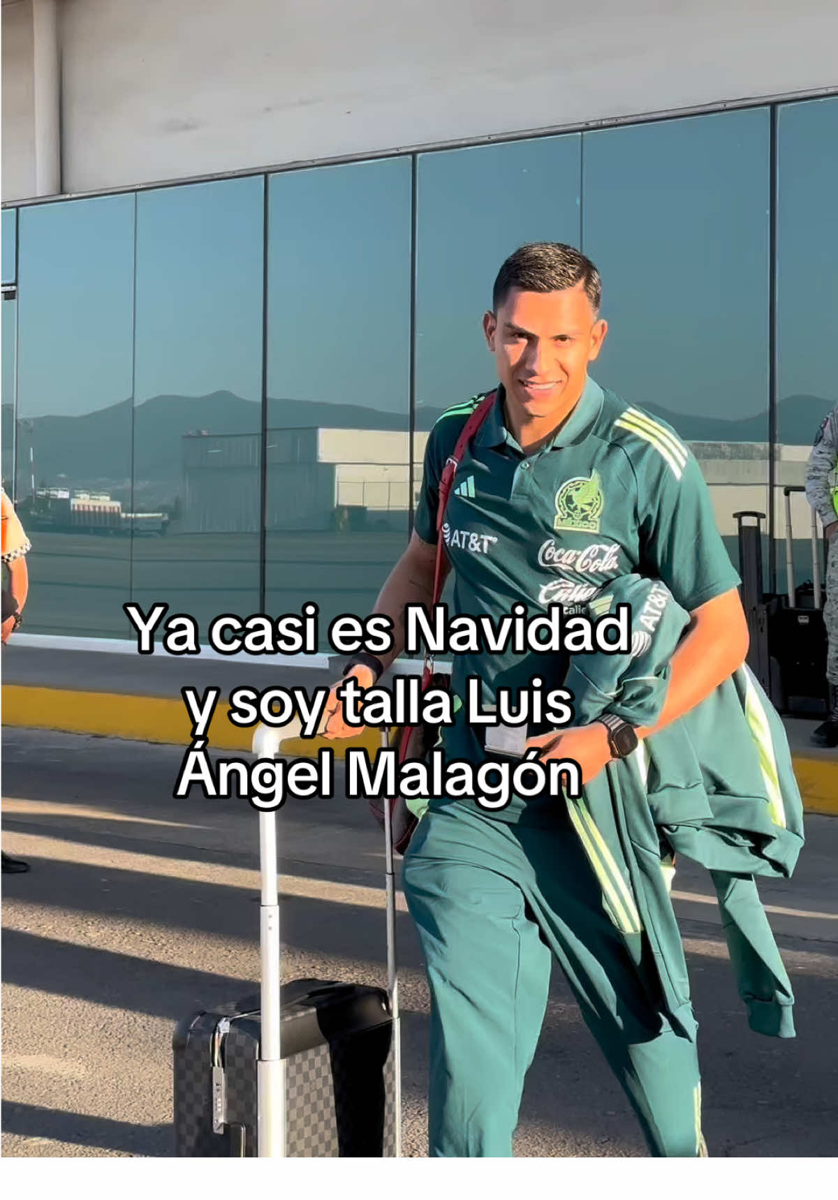 Tenemos muy claro lo que queremos para Navidad 🎄🦇🤩 ¡Saludos, @Bruce Wayne! 😎 #TikTokDeportes #Mexico #seleccionmexicana #navidad #futbol⚽️ 