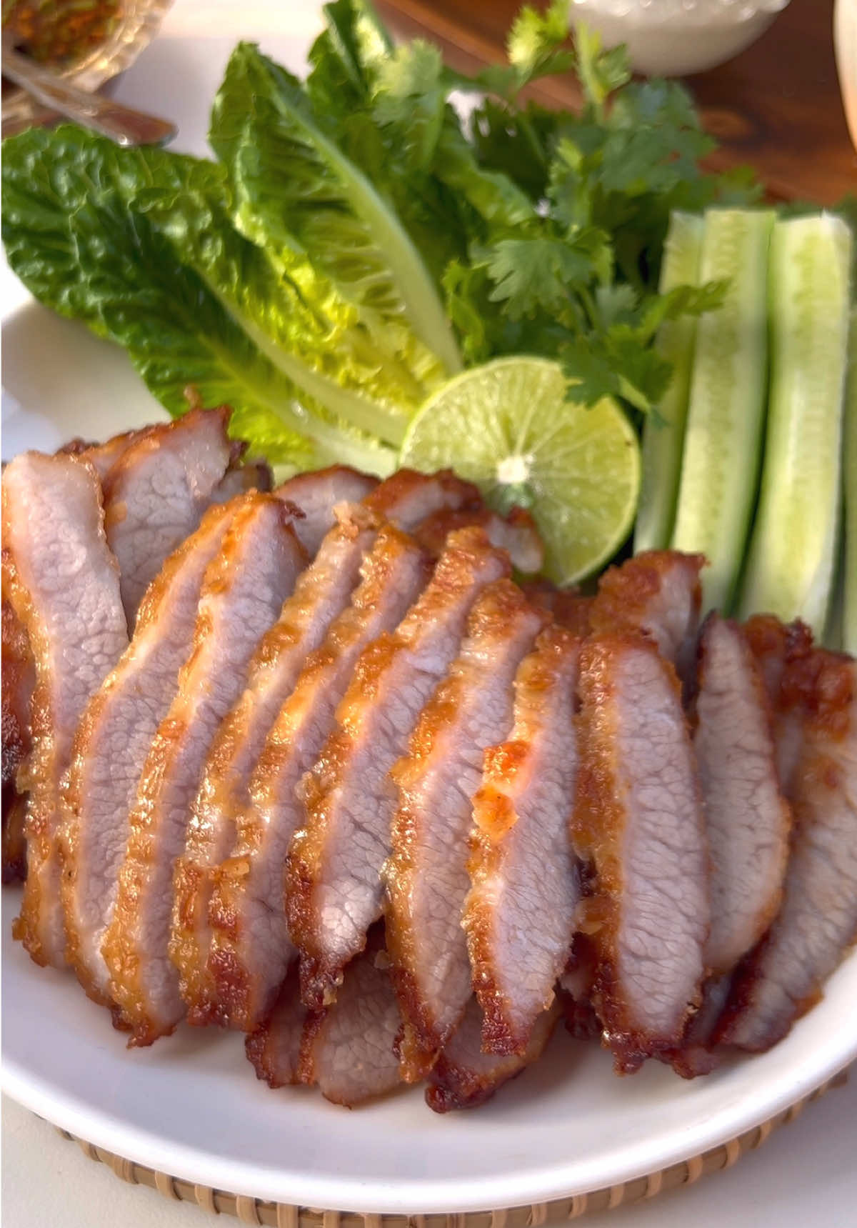 สูตรนี้ง่ายมาก เซฟไว้ปาร์ตี้หยุดยาวได้เลยค่า  คอหมูย่าง 1 กก. น้ำตาลปี๊บ 1 ชต. น้ำปลา 1 ชต. ผงปรุงรสหมู 1/2 ชต. แป้งทอดกรอบ 3 ชต น้ำเย็น 5 ชต. น้ำมันรำข้าวสุรินี (สำหรับทอด) พริกป่น 2/3 ชต. น้ำมะขามเปียก 1 1/2 ชต. น้ำปลา 1 1/2 ชต. น้ำตาล 1/2 ชต.  ข้าวคั่ว 1/2 ชต. ผักชีตามใจชอบ #น้ำมันรำข้าวสุรินี #SURINY #สุรินี #น้ำมันรำข้าวหอมมะลิสุรินทร์ #สุรินีตอบโจทย์ทุกไลฟ์สไตล์และเมนูอร่อยของคุณ #คอหมูทอด #เมนูปาร์ตี้