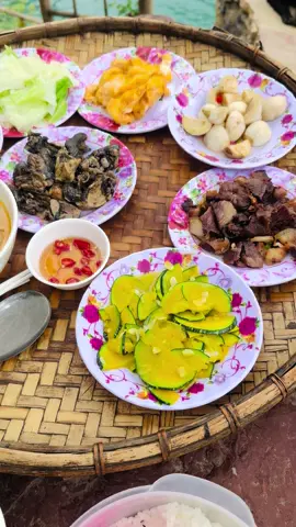 Bưa cơm trưa trên viu triệu đô trong tour nhà mình trên sông nho quế 👍👍👍#hagiang #nhoque #hemtusan #meovac #dongnguyendantourhagiang #xuhuong2024 