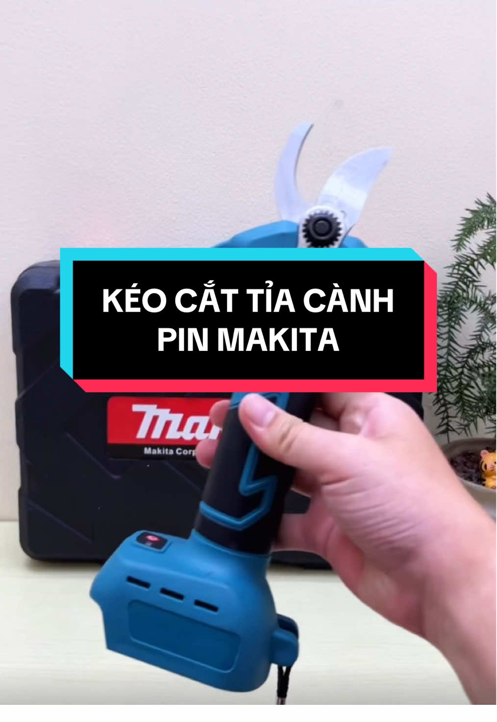Kéo Cắt Tỉa Cành Pin Nhà Makita dùng chân pin phổ thông 4cm tuyệt vời. Anh em làm vườn rất phù hợp với nhu cầu. Lưỡi thép vonfram cứng cáp, chắc chắn. Cắt được độ dày cây 50mm. 
