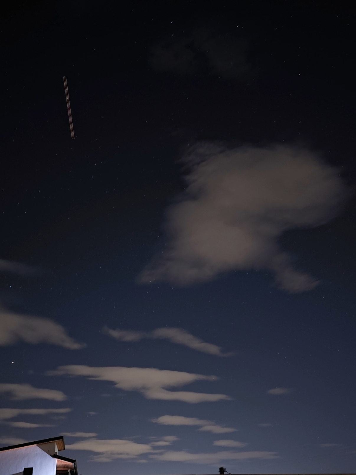 Geminids Meteor Shower ✨️🌠. Madami pala sila. Hindi lang masyadong visible yung iba dahil silaw sa buwan yung pwesto ko. #geminid #meteorshower #star #meteor #shootingstar #stargazing 