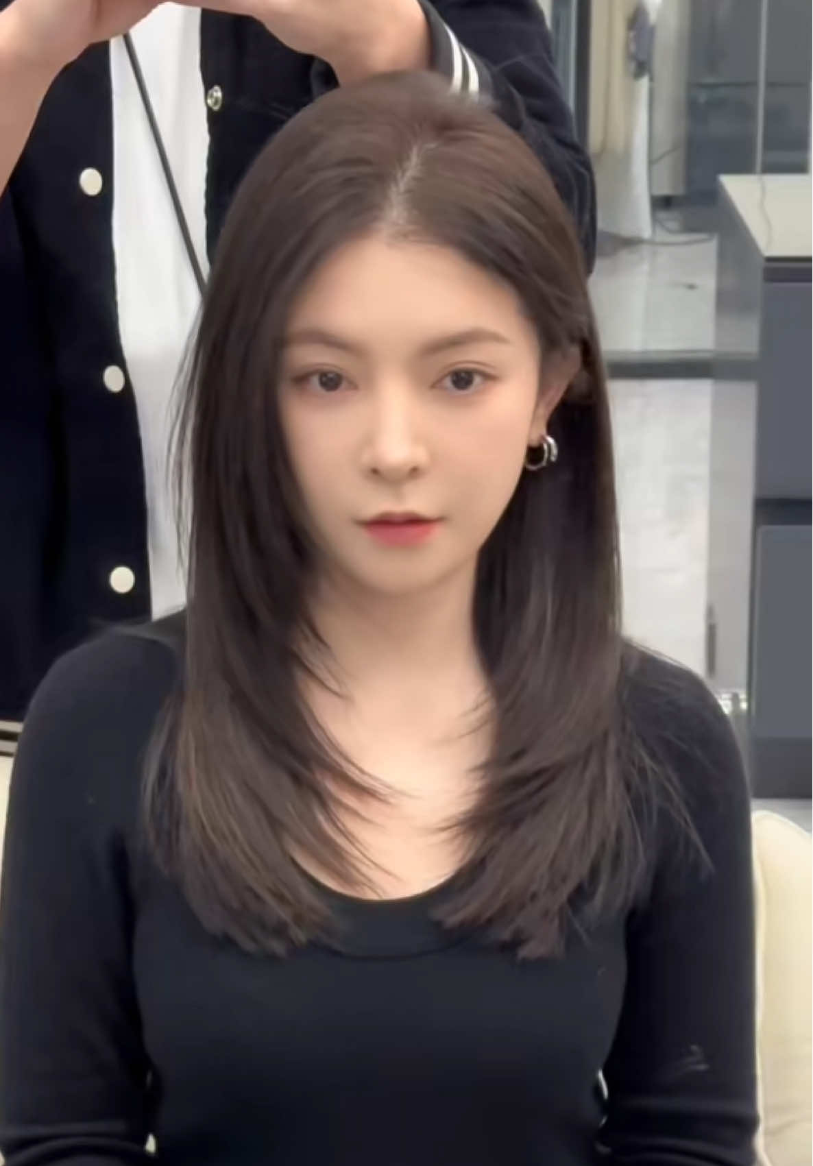 Layer bằng kết hợp màu nhuộm nâu lạnh trầm tone da không phai vàng bò #xuhuong #minhrhairquan7 #layerbằng #layeredhaircut #duỗihơinước #duỗitựnhiên #duỗiphonghoinuoc #duỗicupphong #nâulạnhtrầm #nâulạnh #salonquan7 #salontocquan7 