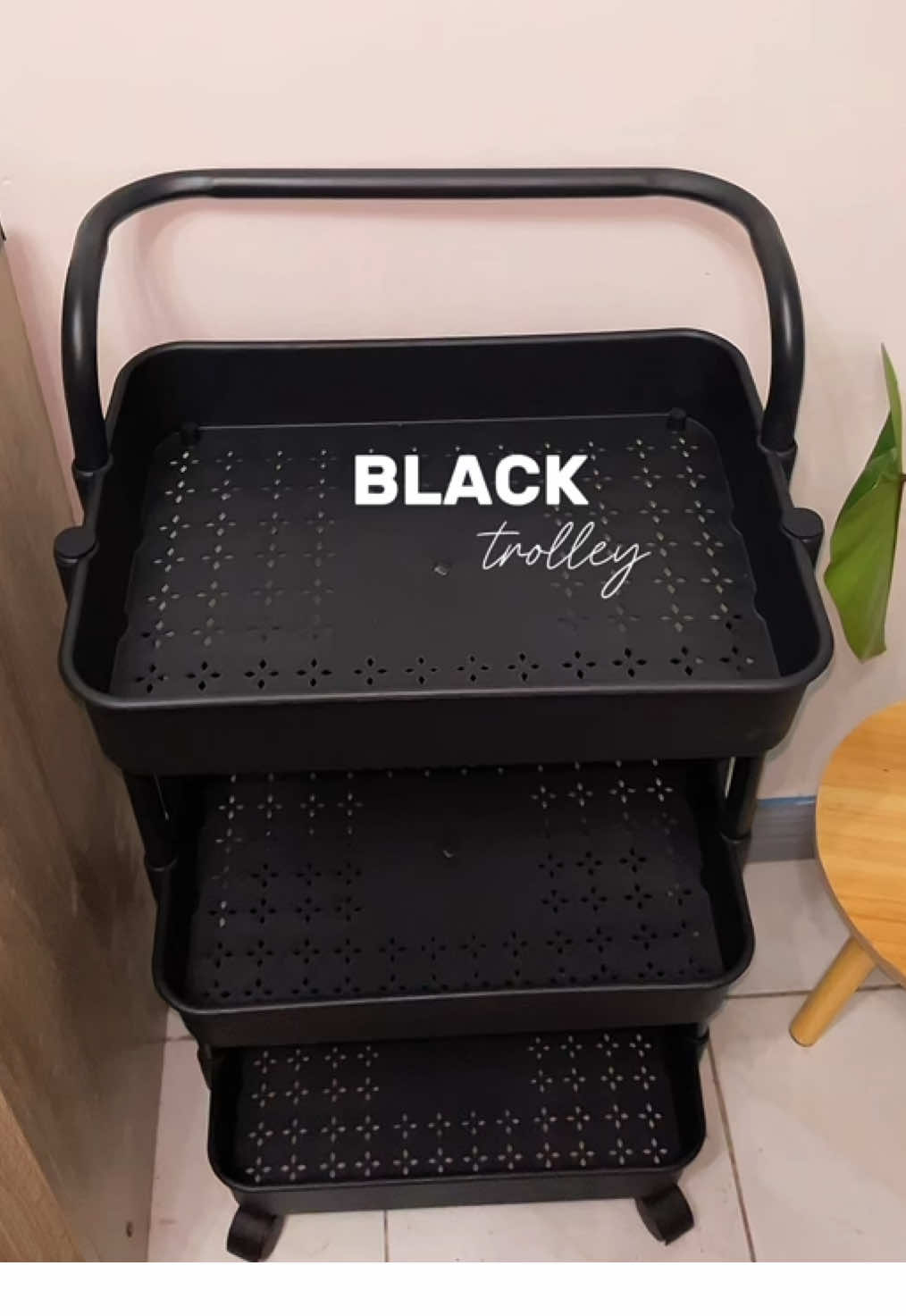 Black Kitchen Trolley Cart— ang ganda nito mga mhie. 3 layers na din so marami kang malalagay.  Ang advice ko lang wag lagyan ng mabibigat kasi plastic lang yung lagayan pero metal naman yung mga gilid. #trolley #organizer #livingroom #kitchen #fyp 