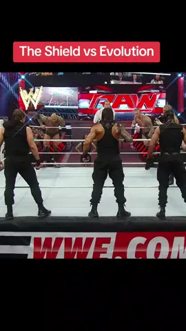 Para ti quien fue el trío más nominante de wwe? #wweraw #tripleh #sethrollins #wwefan #WWE #wrestling #luchalibre #fyp 