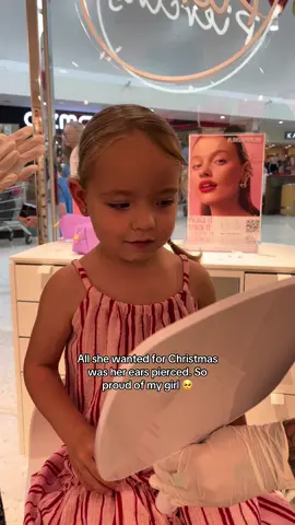 Such a brave girl. So glad i could make her Christmas wish come true!!! 🤍 #earspierced #toddlerpiercing #toddlertiktok #christmaswishlist #lovisajewlery #lovisajewellerypiercing 