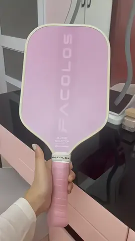 Em đăng bán chị khách mới mua đánh không hợp tay mới tinh tẩy mặt vợt phát như 100% lun đấy ạ Vợt pickleball Facolos Sport Series - Độ dày mặt vợt: 16mm 💸##999k/ chiếc  Mới 98% viền chưa xước như ảnh dán pfff mĩ là đẹp keng ạ giá mới ##1350kmới đánh vài trận bán lun cho nóng ạ quấn cán thay mới là đẹp nha ạ 🥰 Đánh trợ lực tốt đánh oke lắm ạ em vẫn nê full màu : ##1350k👌