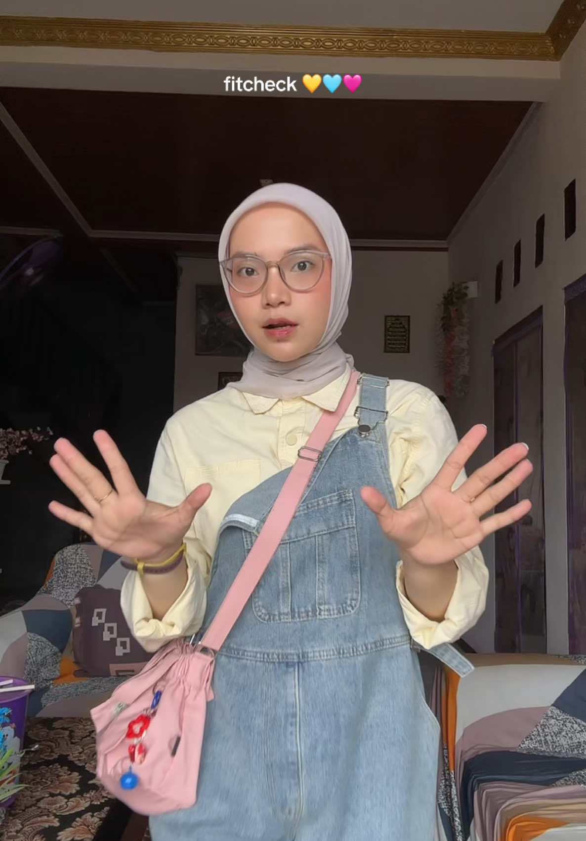 ternyata cakep ya pake overall jeansnya @vierlinn gini, krn petite selama ini takut kelelep!🙃😂 #fitcheck #petite #outfitideas #jeans 