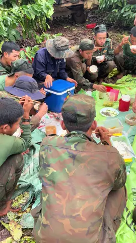 Bữa cơm vội vã của các đồng chí bộ đội,ăn nhanh còn hái cafe #bodoivietnam❤ #bodoicuho❤️ #congtacdanvan#xuhuongtiktok 