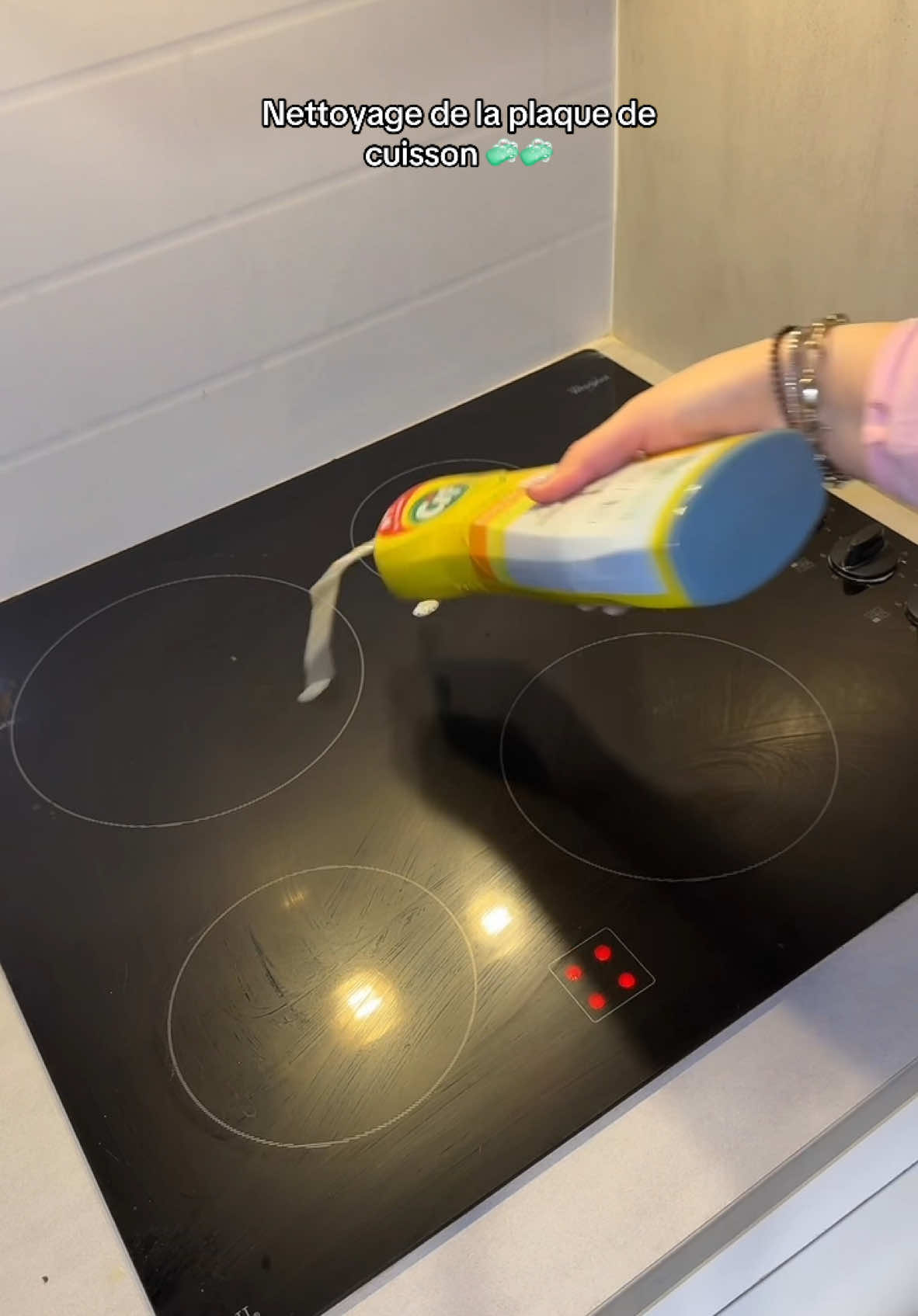 C’est beaucoup plus facile de nettoyer une plaque quand elle est chaude 🧼🧼  Toujours avec l’eponge @Scrub Daddy FR  #pourtoi #nettoyage #cleaningtiktok #CleanTok #cleaning #plaquedecuisson #foryouu #nettoieavecmoi #menage #menagemaison #nettoyage #cleanwithme #maisonpropre #trendy #tiktokfrance #trendingvideo 