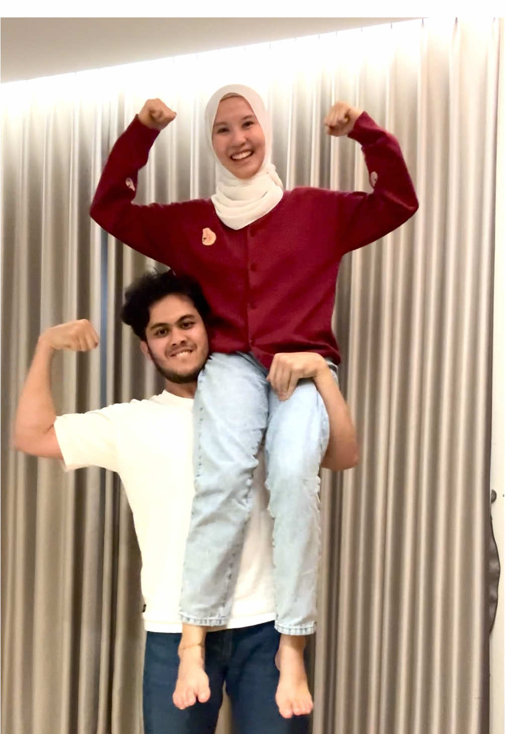 One shoulder challenge trend with the husband. And no it’s not Hafidz Roshdi 😭