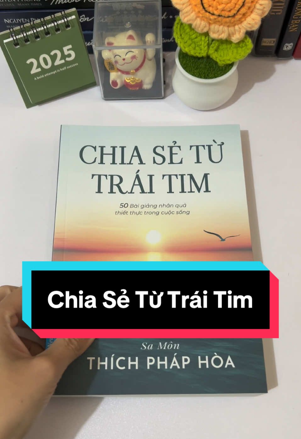 “Chia sẻ từ trái tim – 50 bài giảng nhân quả thiết thực trong cuộc sống”  - là tuyển tập 50 chủ đề được Ban biên tập First News tuyển chọn cẩn thận từ hàng trăm bài pháp thoại của thầy Pháp Hòa được nhiều người yêu thích.  Những pháp thoại được chọn lọc và ghi lại theo tinh thần giữ nguyên văn nội dung thầy truyền đạt trực tiếp đến đại chúng cũng như phong thái tự nhiên, giản dị vốn có của thầy. #chiasetutraitim #thayphaphoa #tiemsachlinhlong #phattrienbanthan #sachhaymoingay #moingay1trangsach #sachhay 