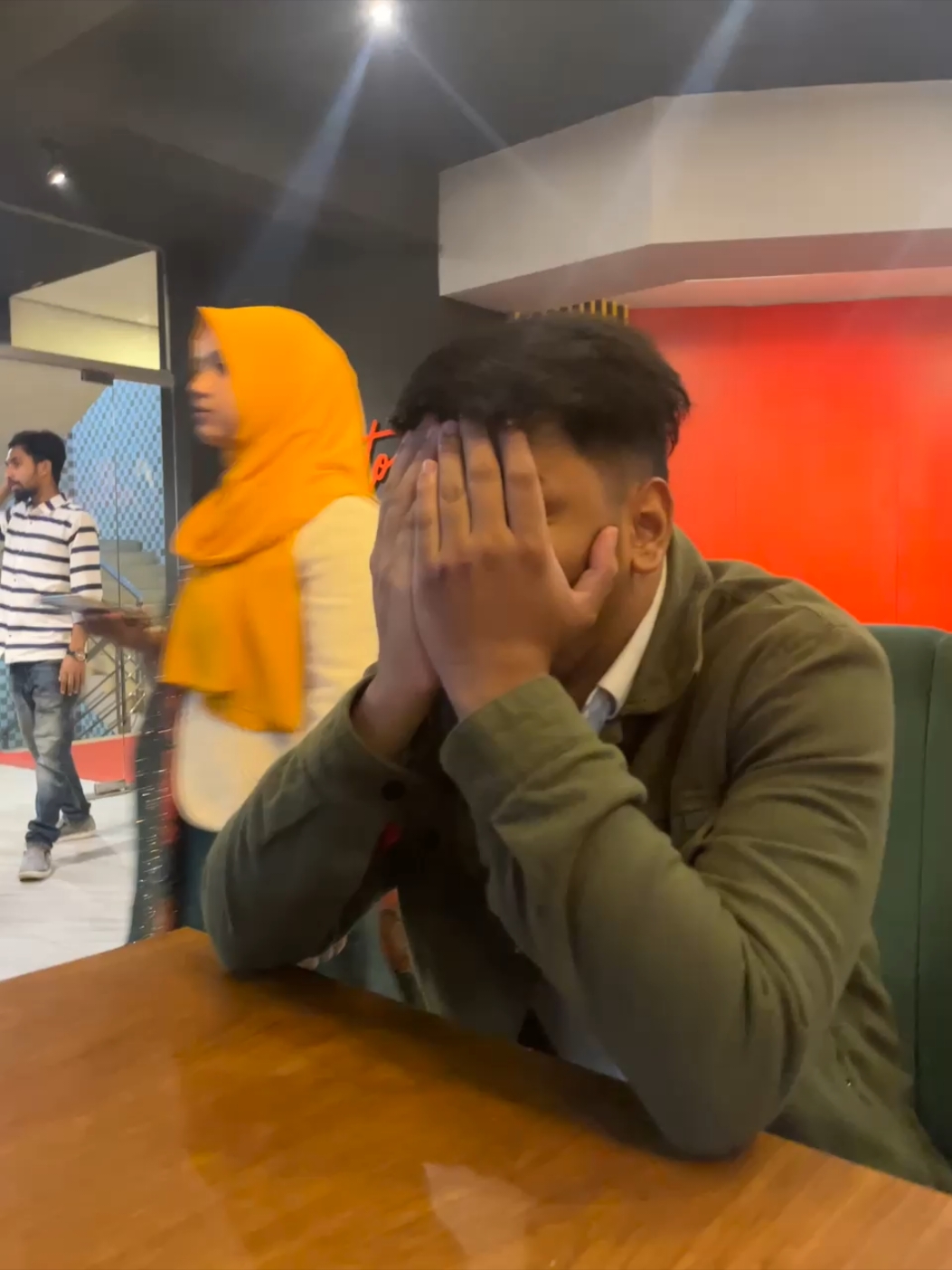 Meye dekhe lojja 🫣 