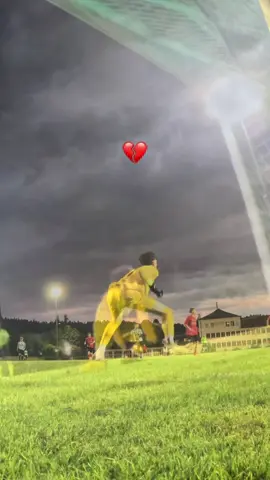 Follow if you love goalkeeping 🧤❤️ #goalkeeper #gklife #gripmode #athlete #fyp 